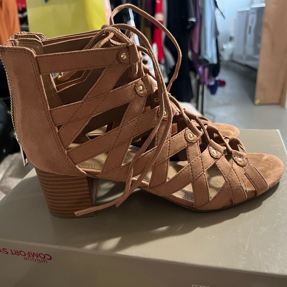 Cute lace up!